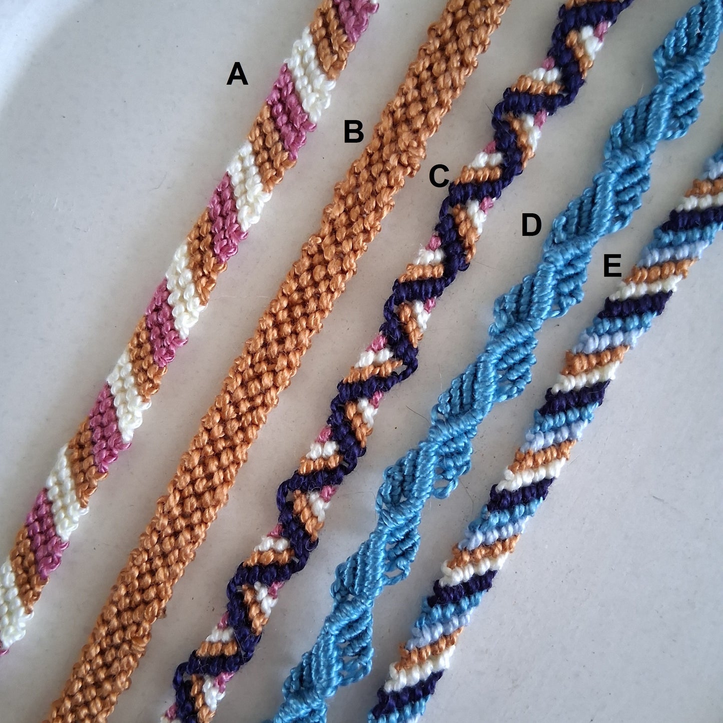 PT054 | Pulsera tejida fina ajustable en hilo de algodón