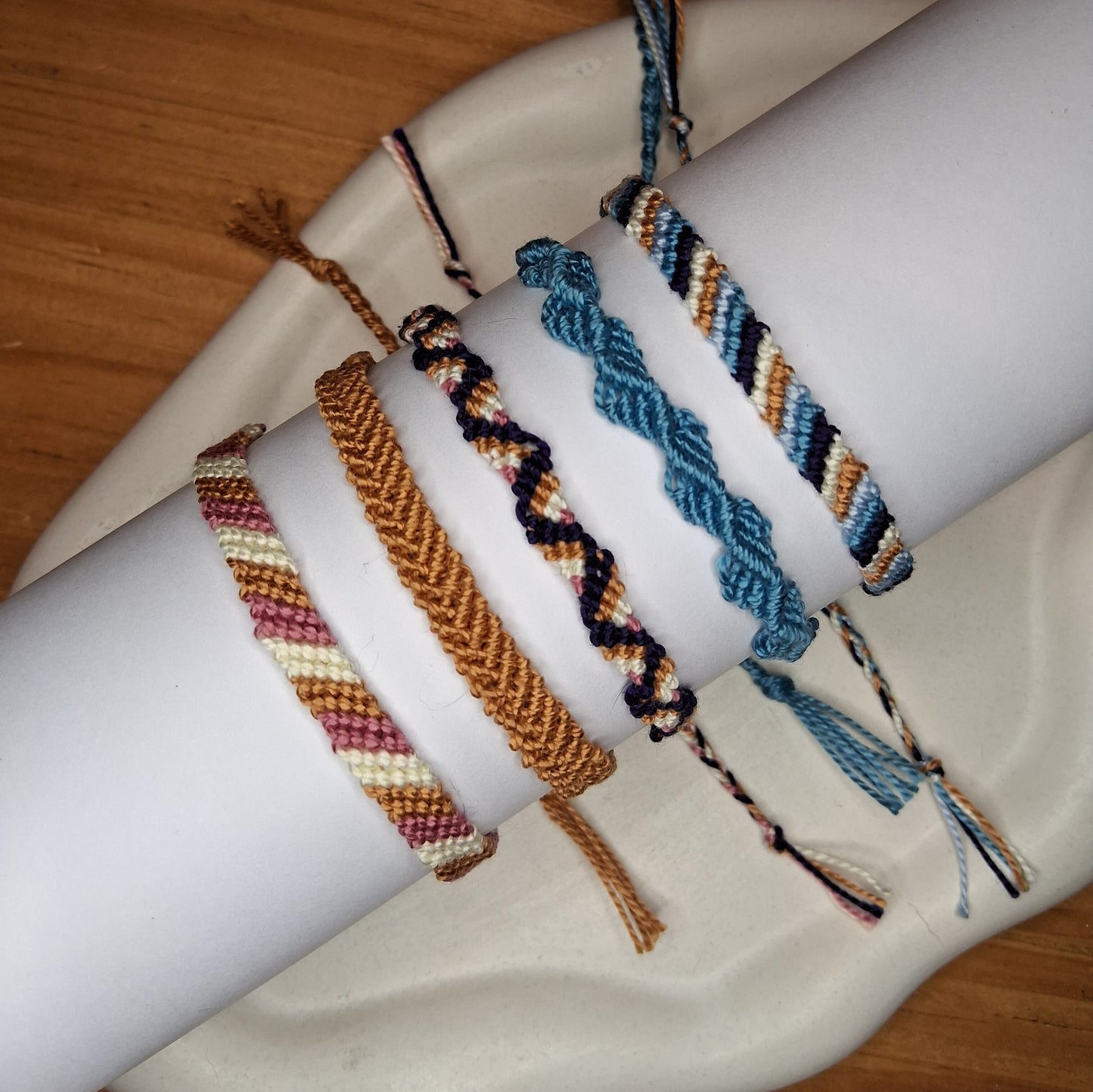 PT054 | Pulsera tejida fina ajustable en hilo de algodón