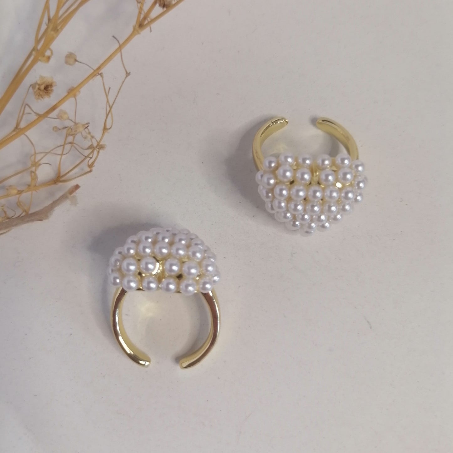 RD001 | Anillo abierto en acero dorado con perlitas