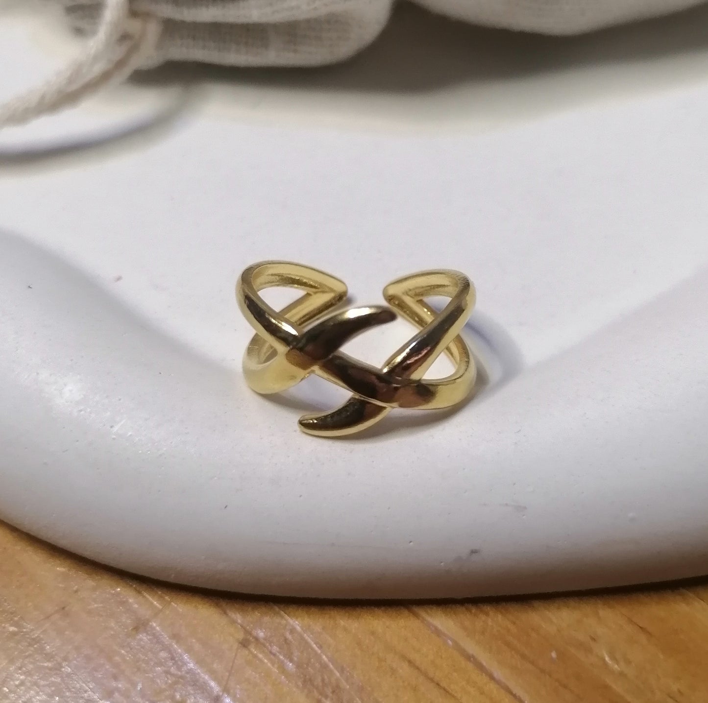 RD015 | Anillo acero dorado regulable cruzado