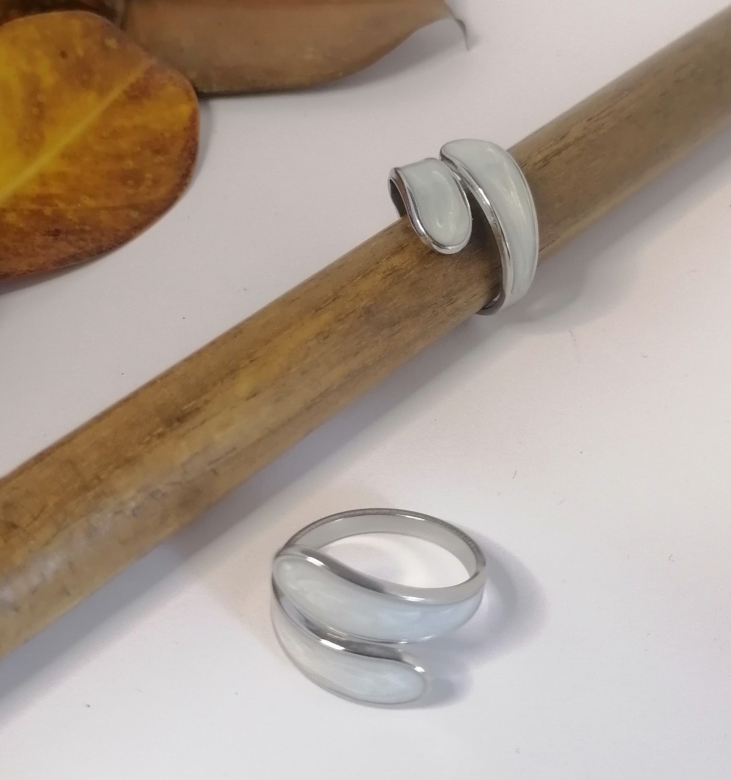 RQ001 | Anillo esmaltado blanco en acero inoxidable