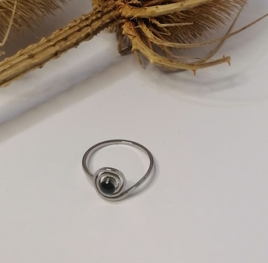 RQ013 | Anillo fino en acero inoxidable espiral con centro esmaltado negro