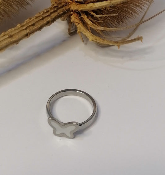 RQ014 | Anillo en acero inoxidable mariposa con esmaltado blanco