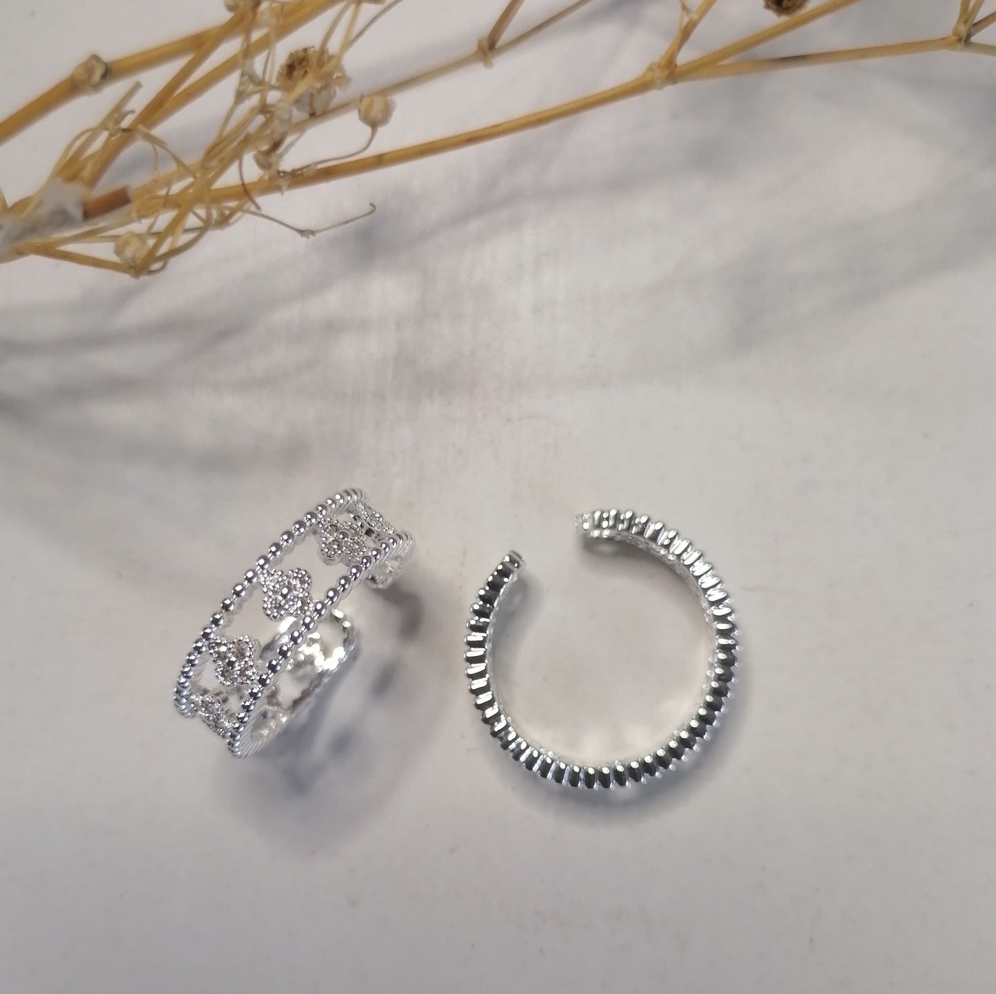 RQ024 | Anillo en acero blanco regulable con tréboles y circonias