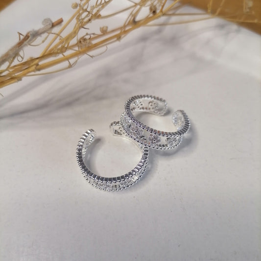 RQ024 | Anillo en acero blanco regulable con tréboles y circonias