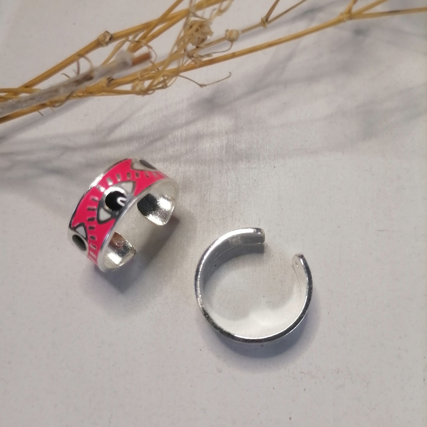 RQ025 | Anillo en acero blanco regulable esmaltado ojo protector