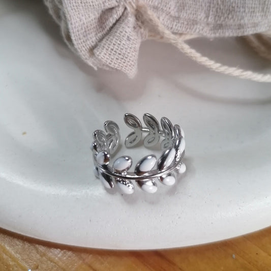 RQ028 | Anillo en acero inoxidable regulable y esmaltado blanco hojitas