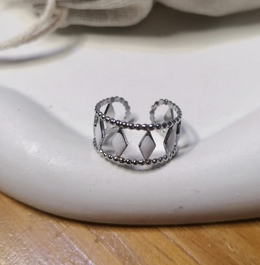 RQ031 | Anillo en acero inoxidable regulable y esmaltado blanco rombos