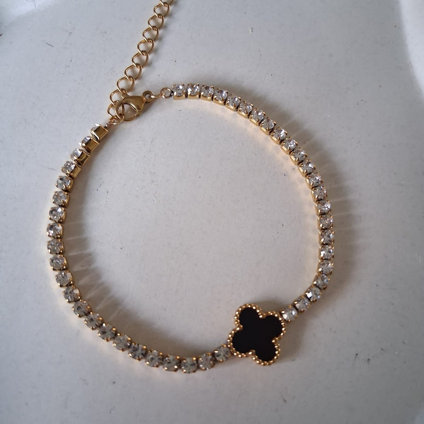 PD031 | Pulsera acero dorado y strass con trébol de cuatro hojas esmaltado negro