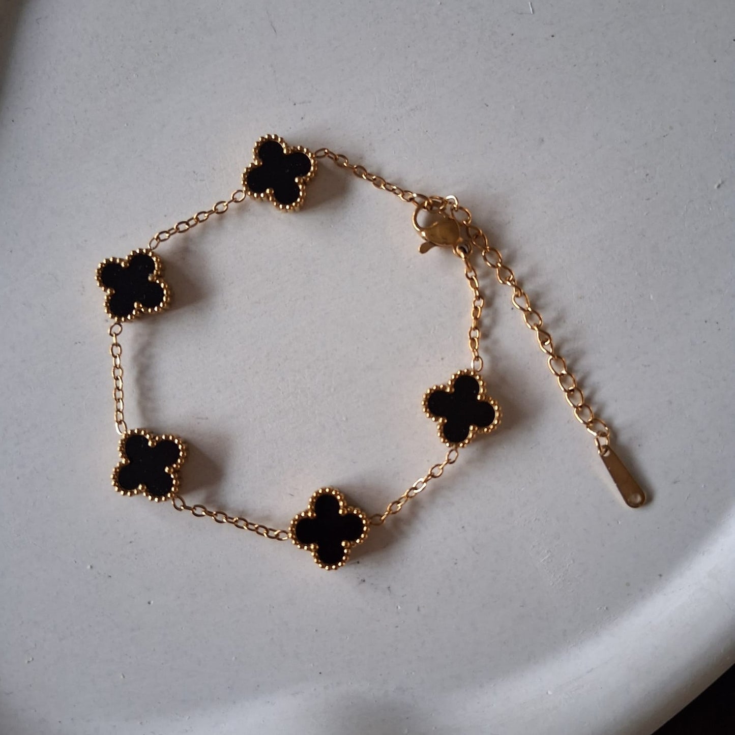 PD032 | Pulsera acero dorado tréboles chicos de cuatro hojas esmaltado negro