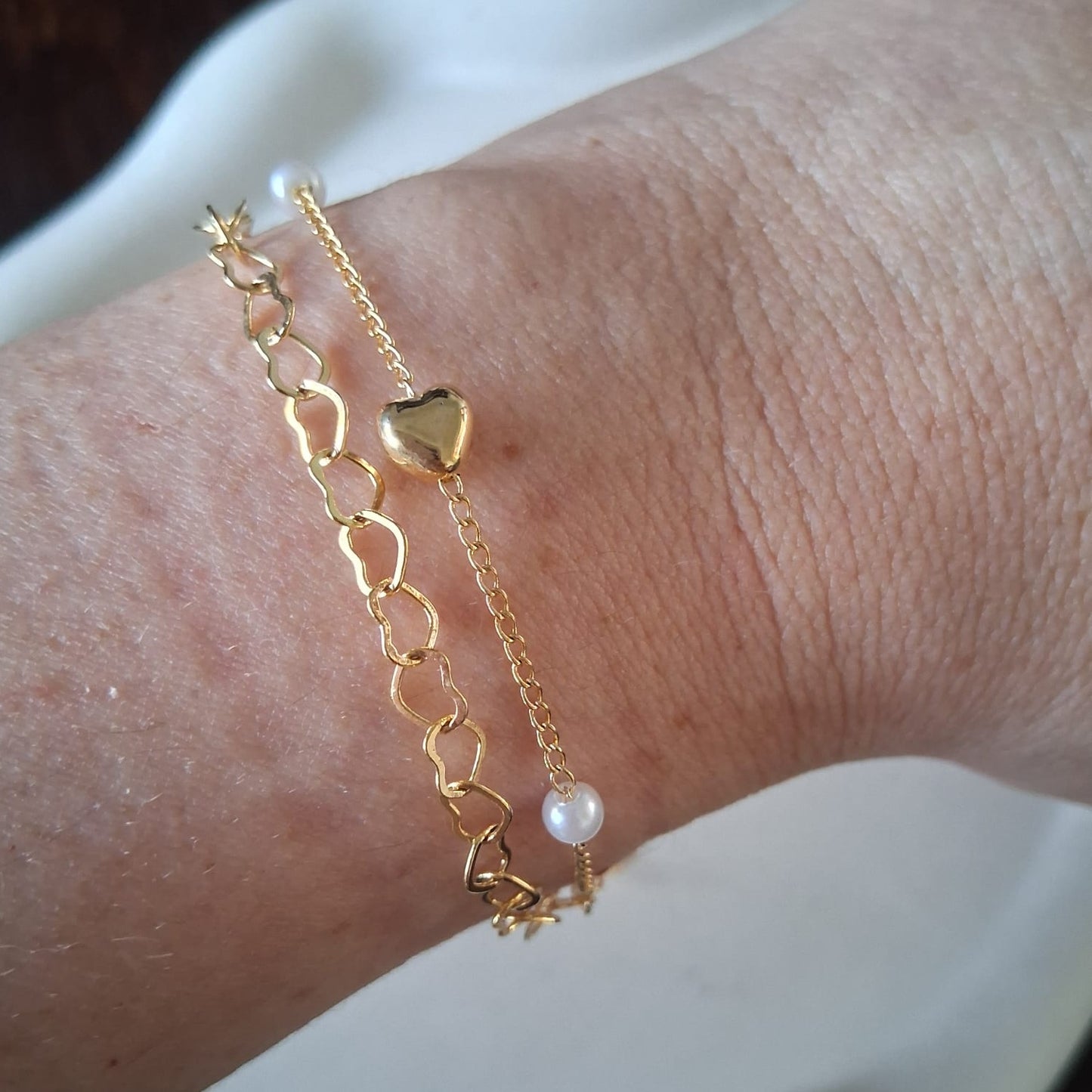 PD035 | Pulsera doble enchapada en oro corazones y perlitas