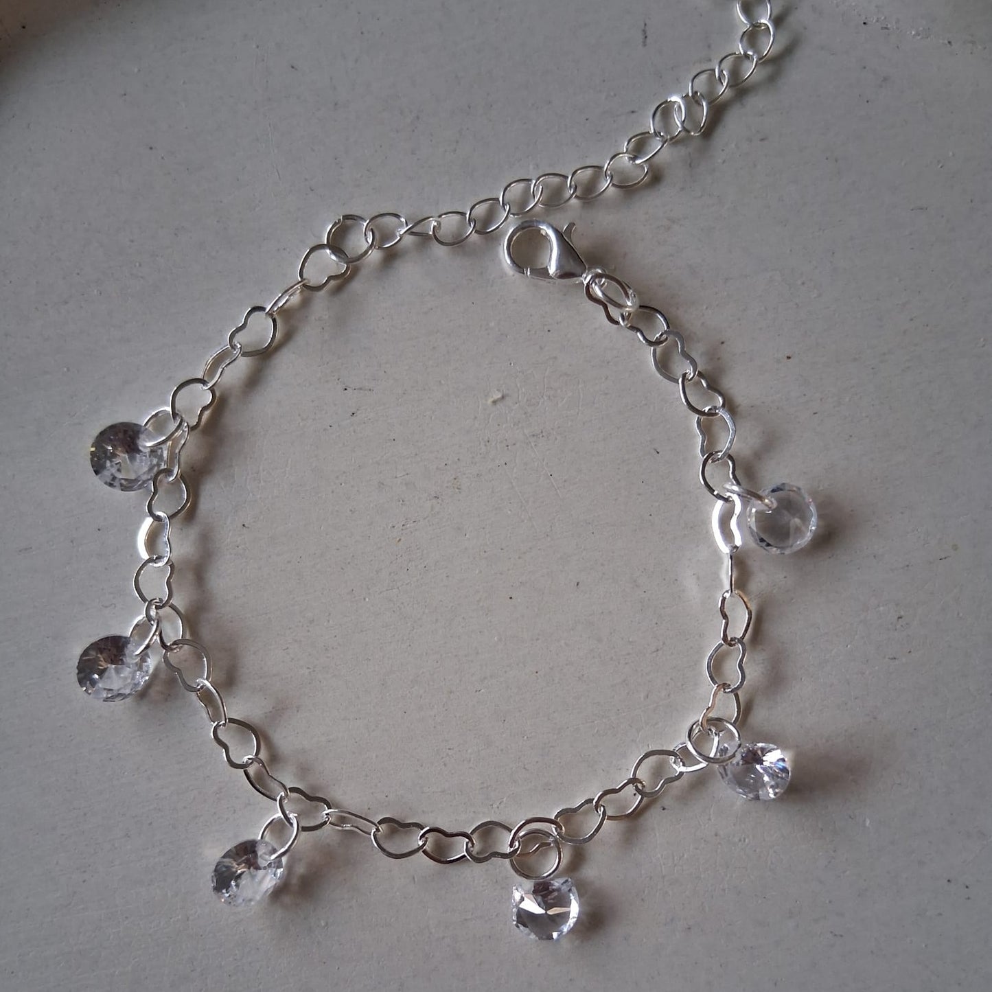 PQ050 | Pulsera enchapada en plata corazones cristal
