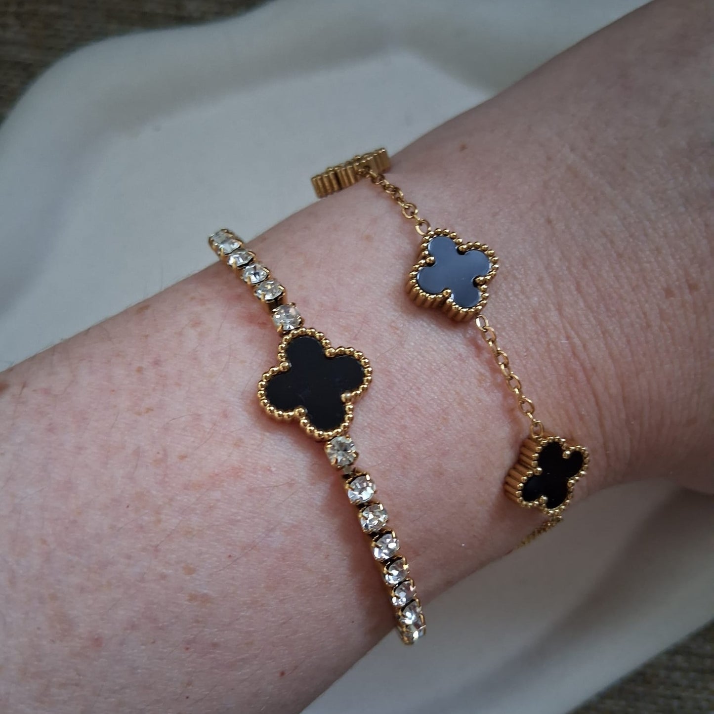 PD031 | Pulsera acero dorado y strass con trébol de cuatro hojas esmaltado negro